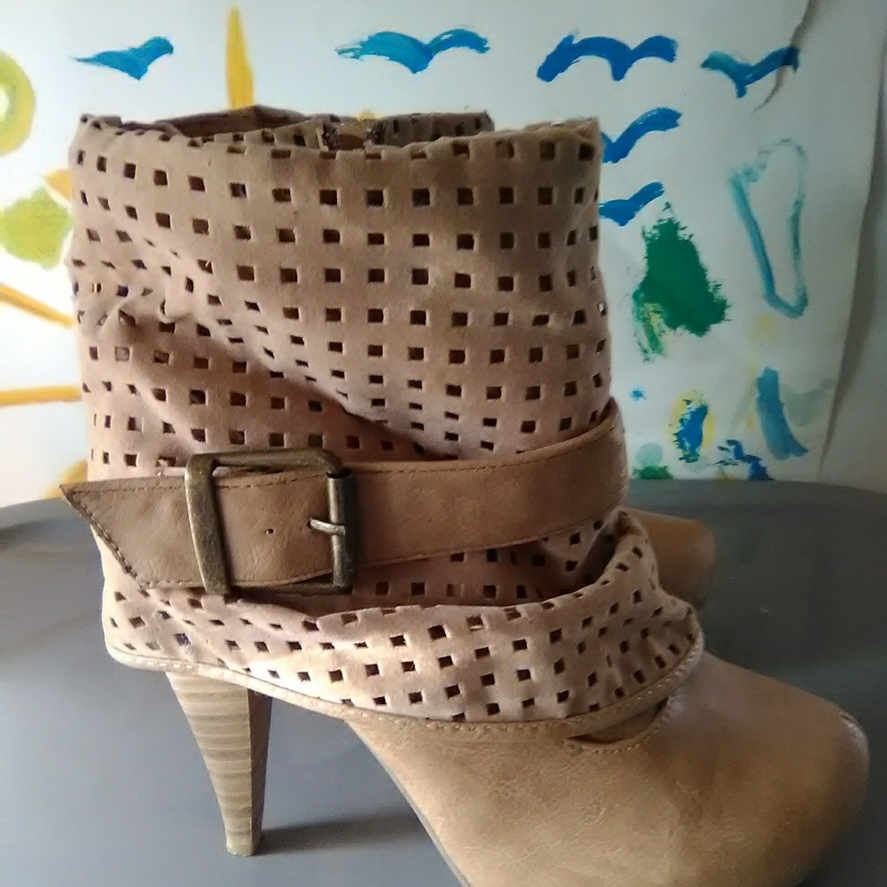 Beige booties sz7